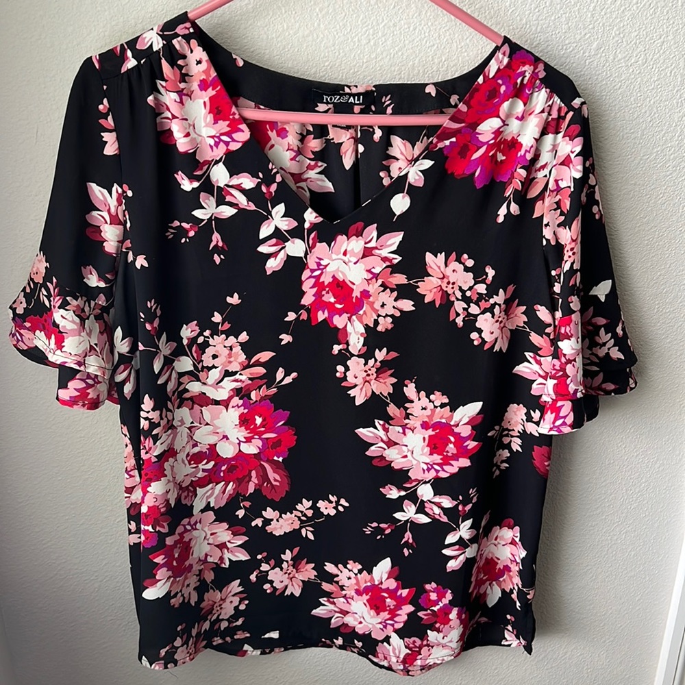 Roz & Ali Blouse - Size M - Black & Pink Florals - 100% Polyester EUC